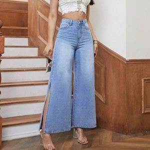 Medium Essnce Split Thigh Wide Leg Jeans